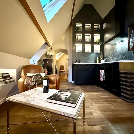 Peregrine House, Elegant Apartment, Historic Centre Of *